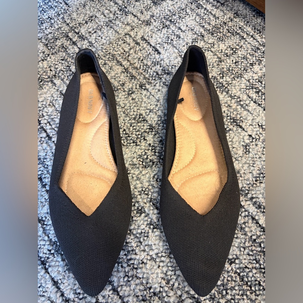 Old Navy Black Pointed Knit Slip-On Flats run small size 8 (fit 7.5)